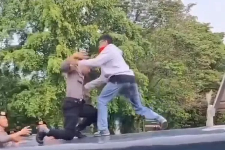 Bentrok Demo Tolak RUU TNI di DPRD Sulut, Viral Duel Seru Polisi vs Pendemo di Media Sosial